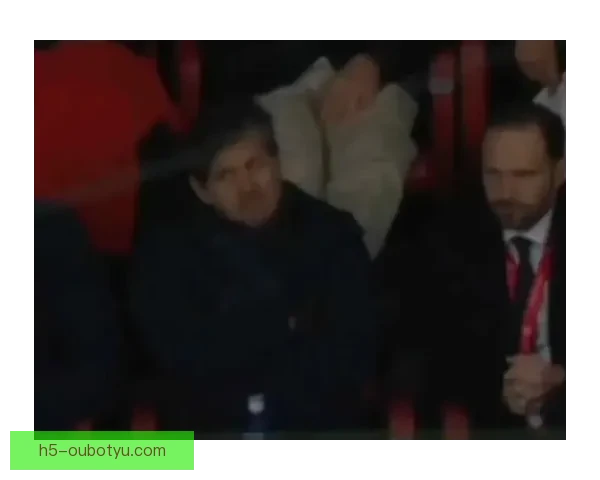 卢克曼被换下阿莱马尼看台不解